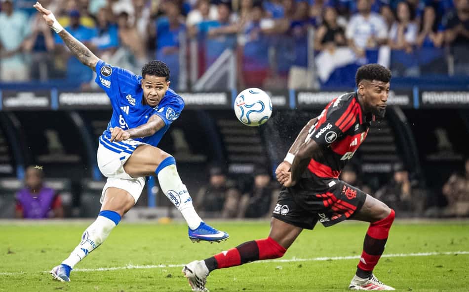 Wesley tenta finalização contra o Flamengo-