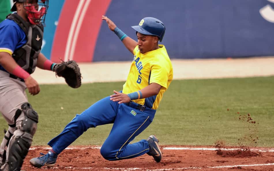 Brasil e Colômbia na final do beisebol no Pan 2023 (Foto: Miriam Jeske/COB)