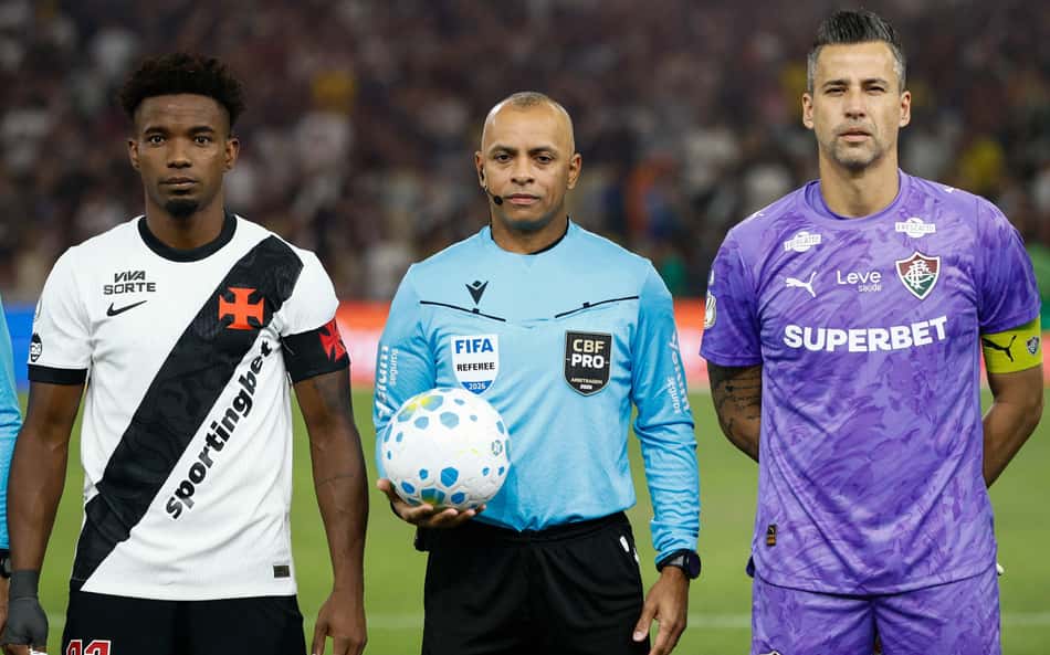 Wilton Pereira Sampaio, Thiago Mendes e Fábio em jogo da Copa do Brasil