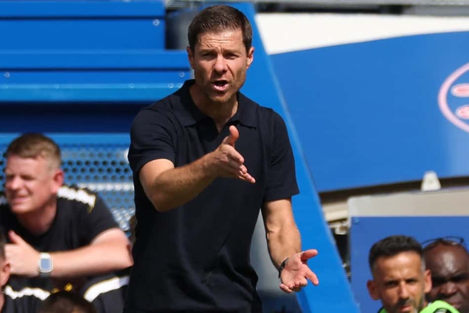Xabi Alonso instrui jogadores do Chelsea durante amistoso de pré-temporada