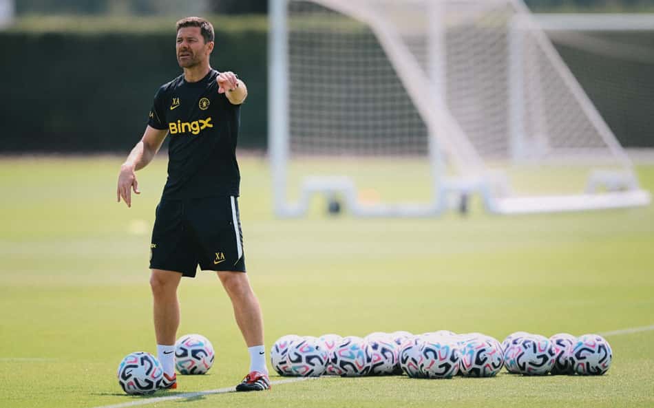 Xabi Alonso orienta jogadores durante treino do Chelsea na pré-temporada