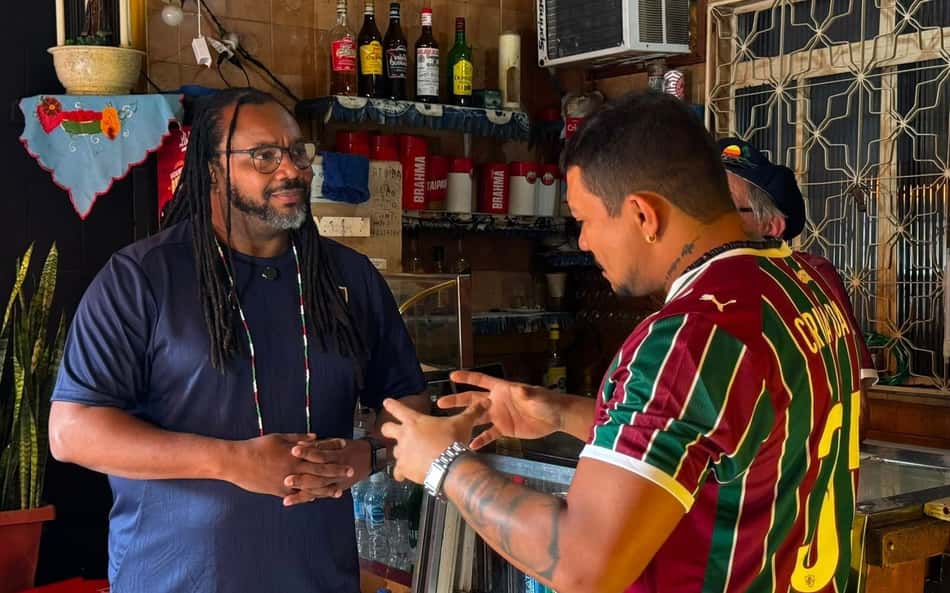 Xamã conversa com Leandro Carvalho em sua participação no segundo episódio da série do Fluminense