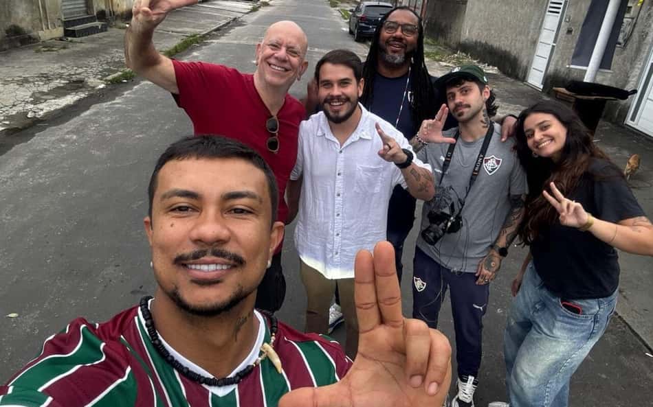 Xamá tira selfie com a equipe responsável pela série documental da Flu TV