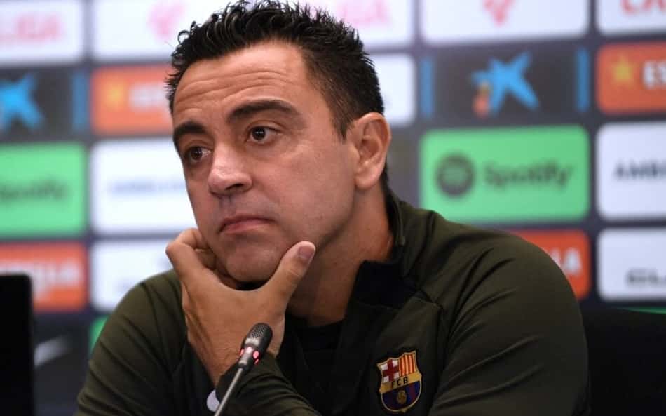 Xavi Hernández concede entrevista coletiva enquanto técnico do Barcelona