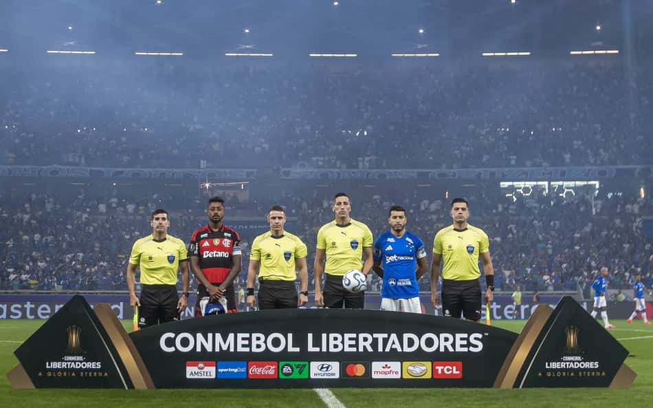 Yael Falcon é o árbitro principal da partida entre Cruzeiro e Flamengo