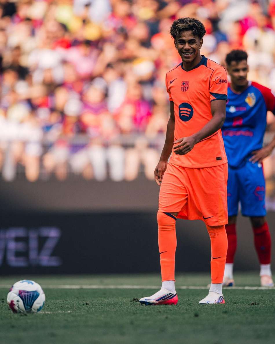 Yamal antes de bater pênalti no amistoso entre Barcelona e Basel