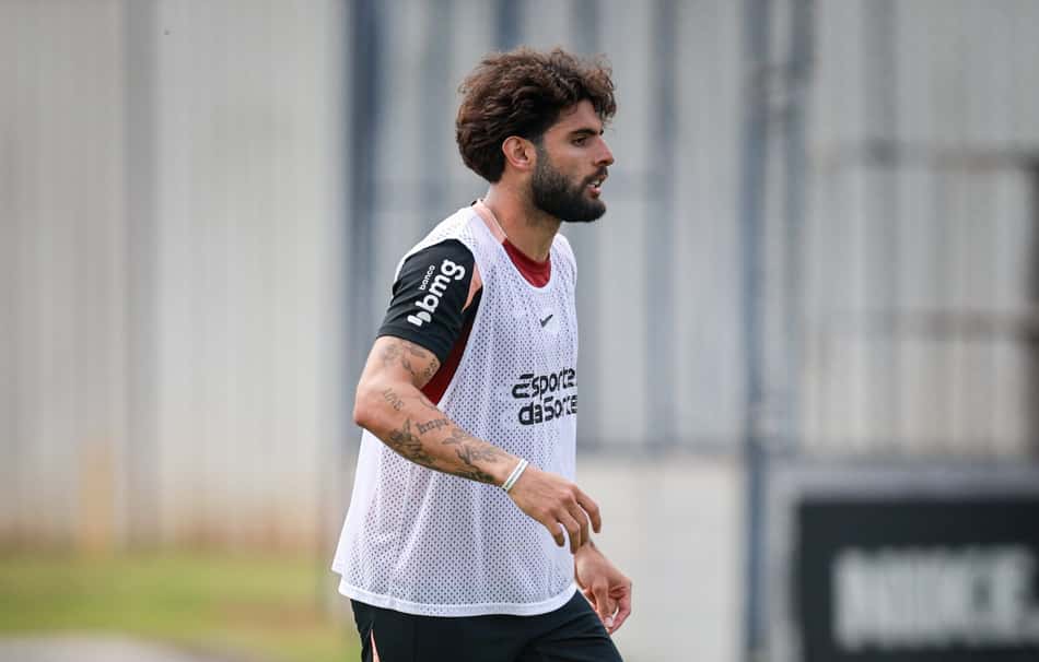Yuri Alberto olhando para bola durante treino do Corinthians