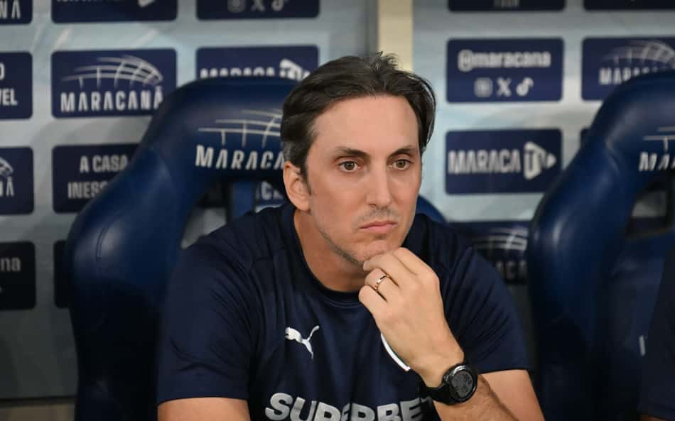 Luis Zubeldía, do Fluminense, no banco do Maracanã com a mão no queixo