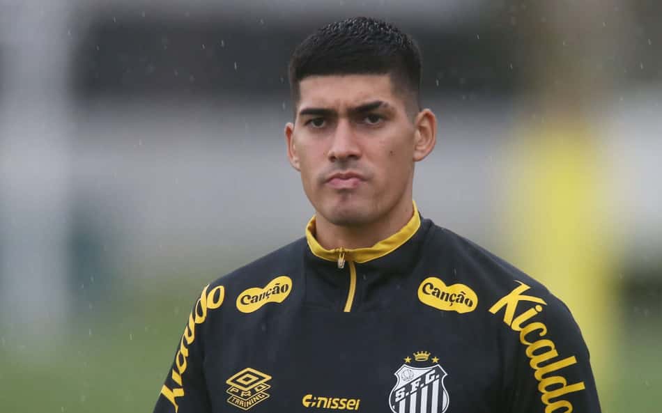 Zagueiro Adonis Frías é vendido pelo Santos