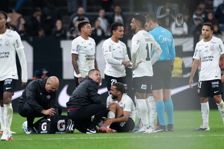 Zakaria Labyad após a lesão que o tirou dos gramados