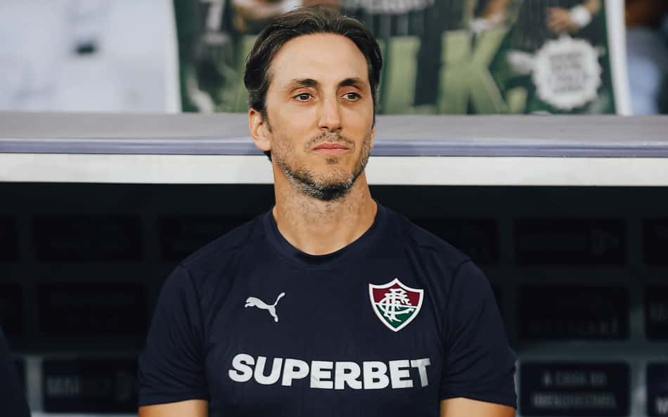 Zubeldia durante duelo entre Fluminense e Bahia