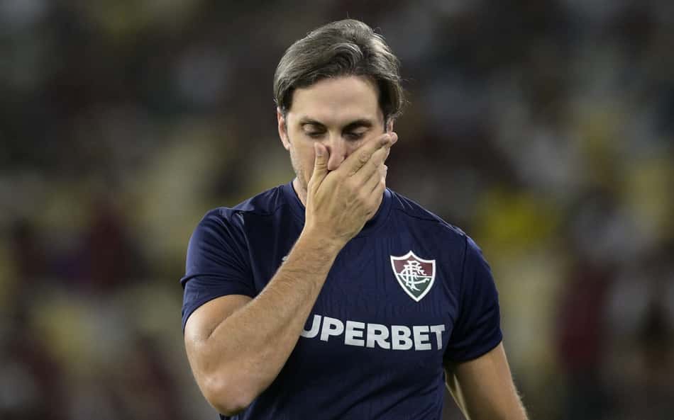 Luís Zubeldía com mão no rosto durante partida entre Fluminense e Vasco