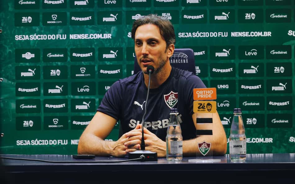 Luis Zubeldía concede entrevista coletiva com uniforme de técnico do Fluminense