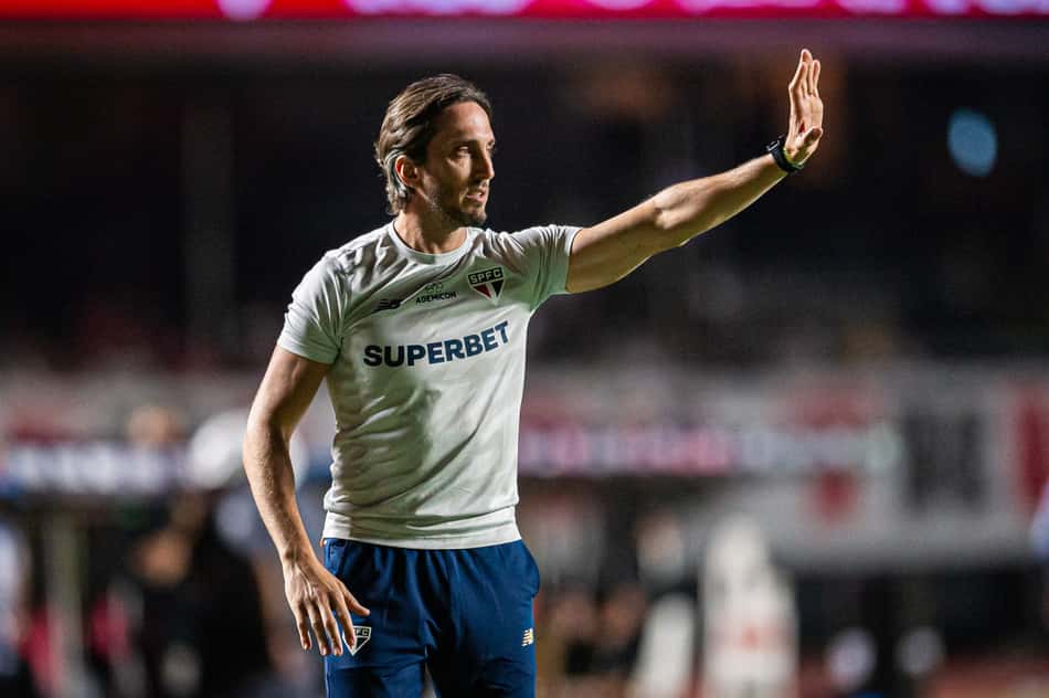Zubeldía passa orientações aos jogadores do São Paulo à beira do campo