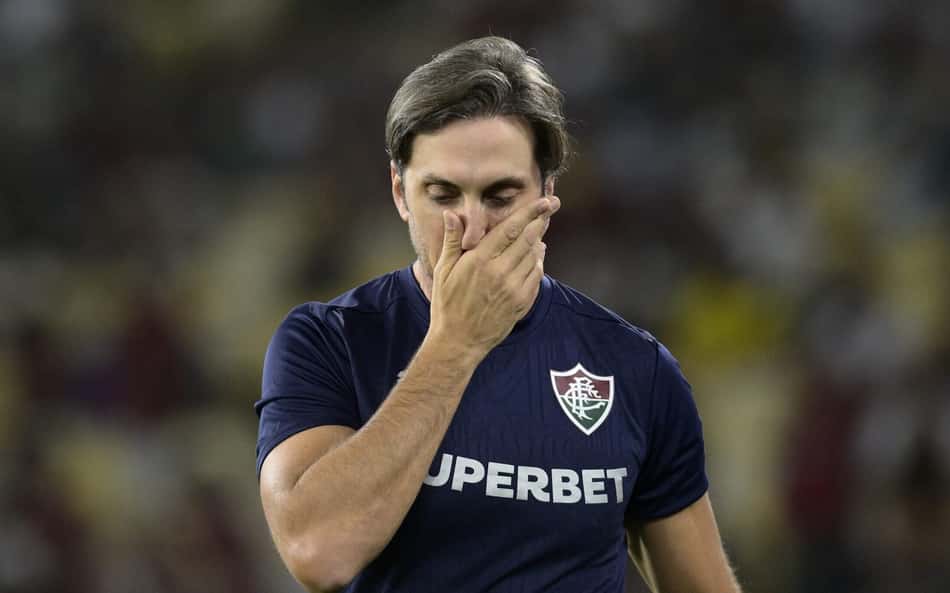 Zubeldía se lamenta durante jogo entre Fluminense e Vasco na Copa do Brasil