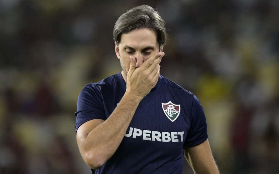 Zubeldía se lamenta durante jogo entre Fluminense e Vasco na Copa do Brasil
