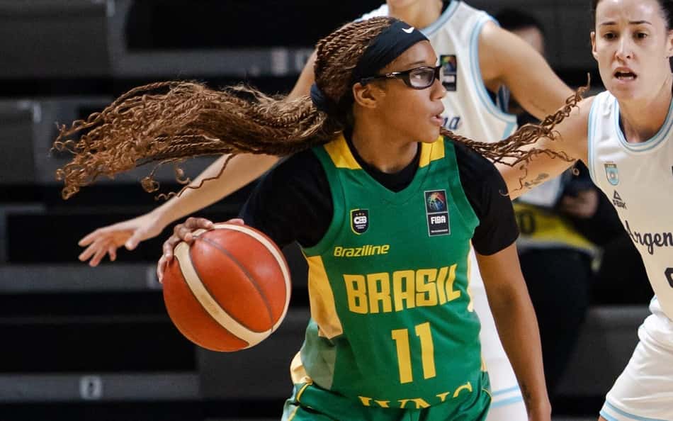 Armadora da Seleção Brasileira de basquete feminino, Aaliyah Guyton quica a bola com a mão direita e olha para a esquerda em jogo contra a Argentina pelo Sul-Americano