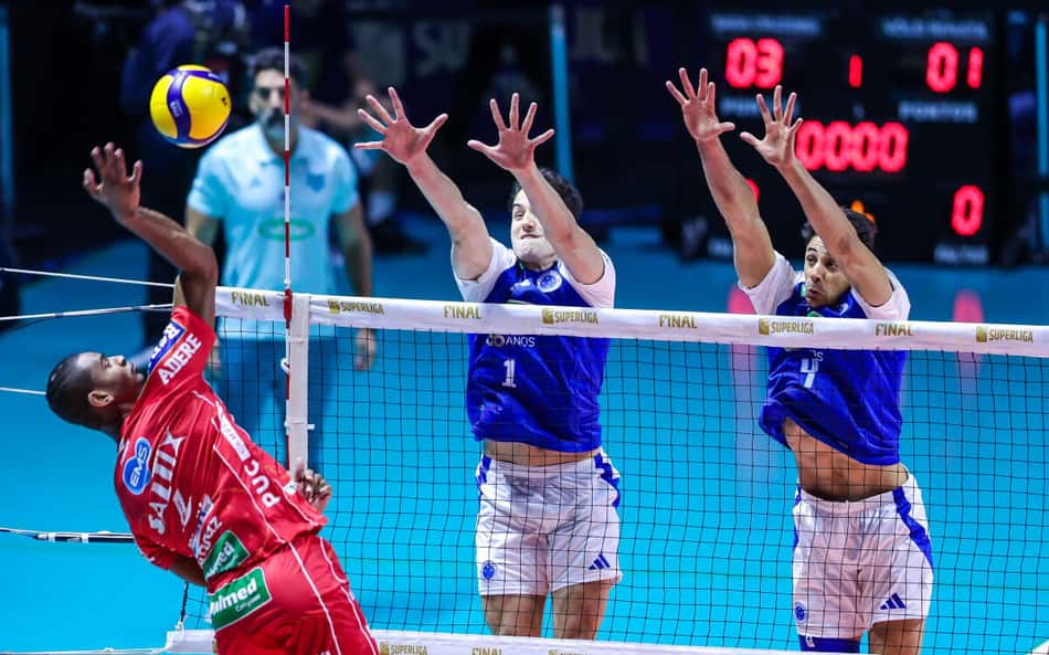 O ponteiro Adriano, do Campinas, encara o bloqueio na final da Superliga Masculina
