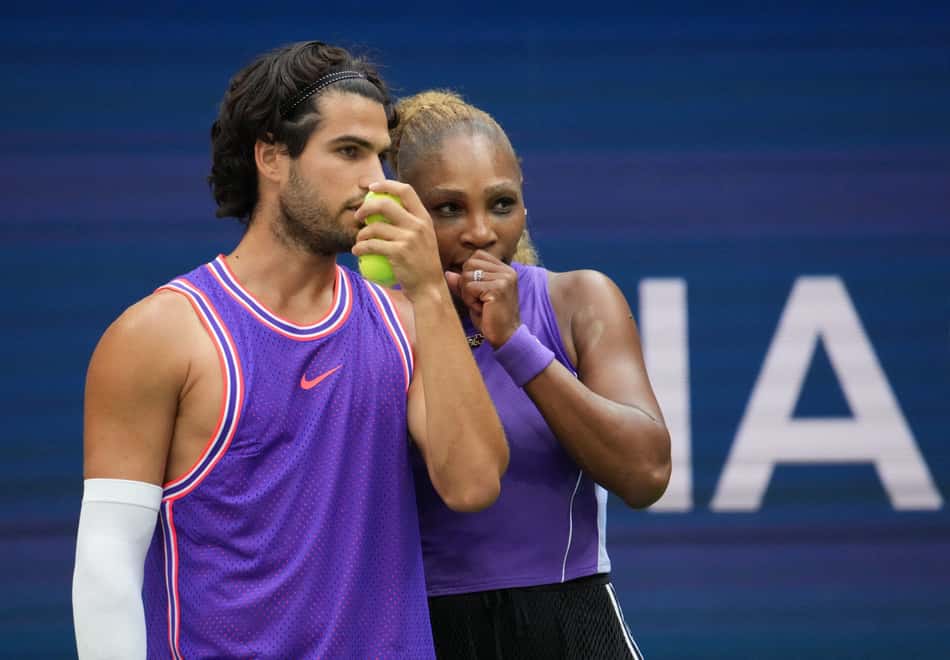 Carlos Alcaraz e Serena Williams conversam durante partida de duplas mistas no US Open 2026