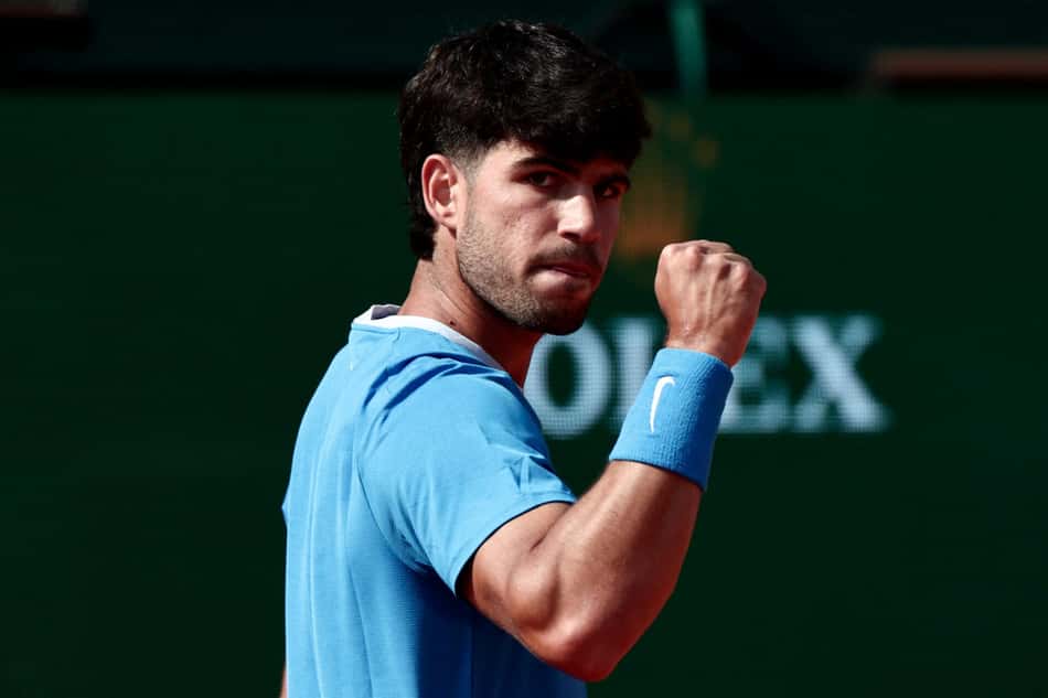 Com o punho direito erguido, Carlos Alcaraz comemora ponto na semifinal do Masters 1000 de Monte Carlo
