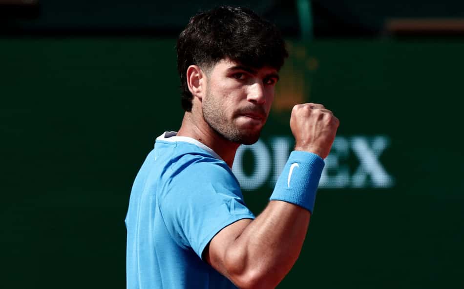 Com o punho direito erguido, Carlos Alcaraz comemora ponto na semifinal do Masters 1000 de Monte Carlo