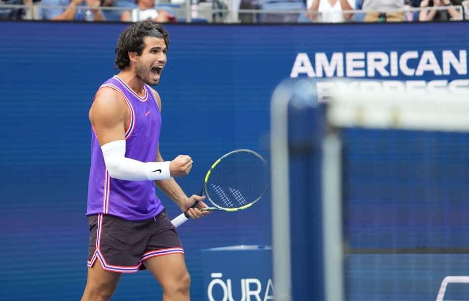 O espanhol Carlos Alcaraz reage durante partida de duplas mistas válida pelo US Open 2026