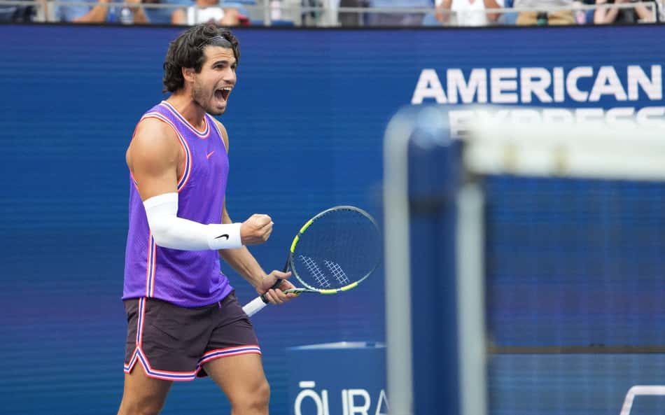 O espanhol Carlos Alcaraz reage durante partida de duplas mistas válida pelo US Open 2026
