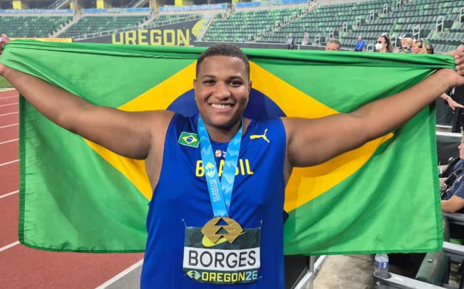 Alessandro Borges comemora medalha de ouro no arremesso do peso no Mundial Sub-20 de Atletismo