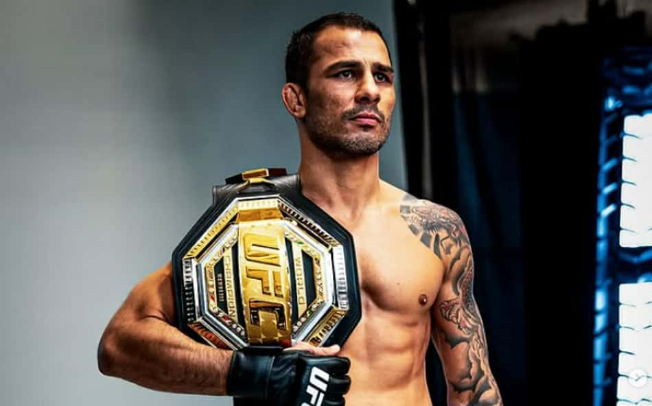 Alexandre Pantoja posa para foto em media day do UFC com cinturão