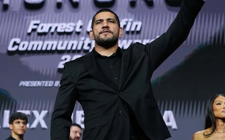 Alex Poatan recebe prêmio do UFC em Las Vegas