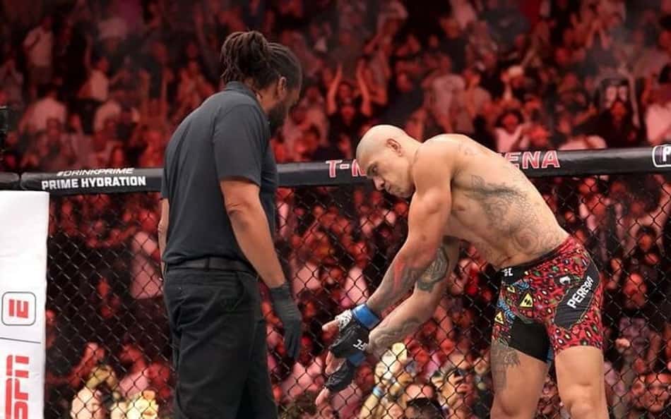 Alex Poatan provoca Ankalaev após vitória em luta, arbitrada pro Herb Dean, no UFC