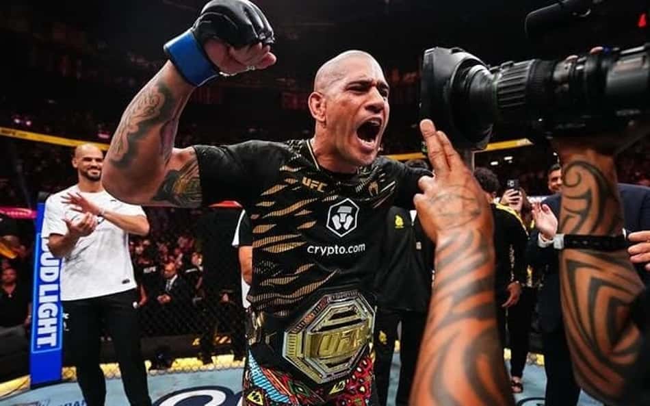 Alex Poatan comemora conquista do título no UFC