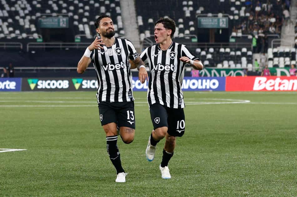 Alex Telles comemora seu gol na partida entre Botafogo e Fluminense pelo Campeonato Brasileiro