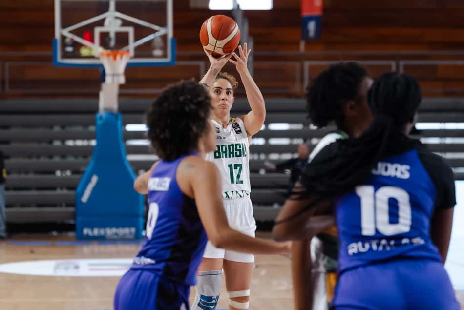 Com olhar concentrado, a pivô Aline Moura, da Seleção Brasileira de basquete feminino, executa arremesso em jogo contra a Venezuela pelo Sul-Americano