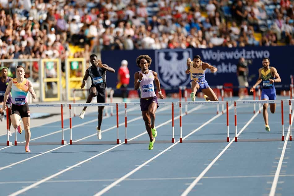 O brasileiro Alison dos Santos lidera a prova dos 400m com barreiras na etapa da Silésia da Diamond League