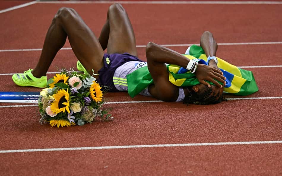 O brasileiro Alison dos Santos se emociona após quebrar o recorde mundial dos 400m com barreiras