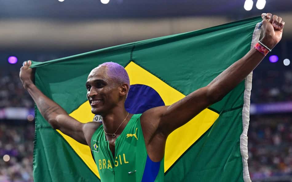 O velocista Alison dos Santos comemora a medalha de bronze nos 400m com barreiras nos Jogos Olímpicos de Paris 2024