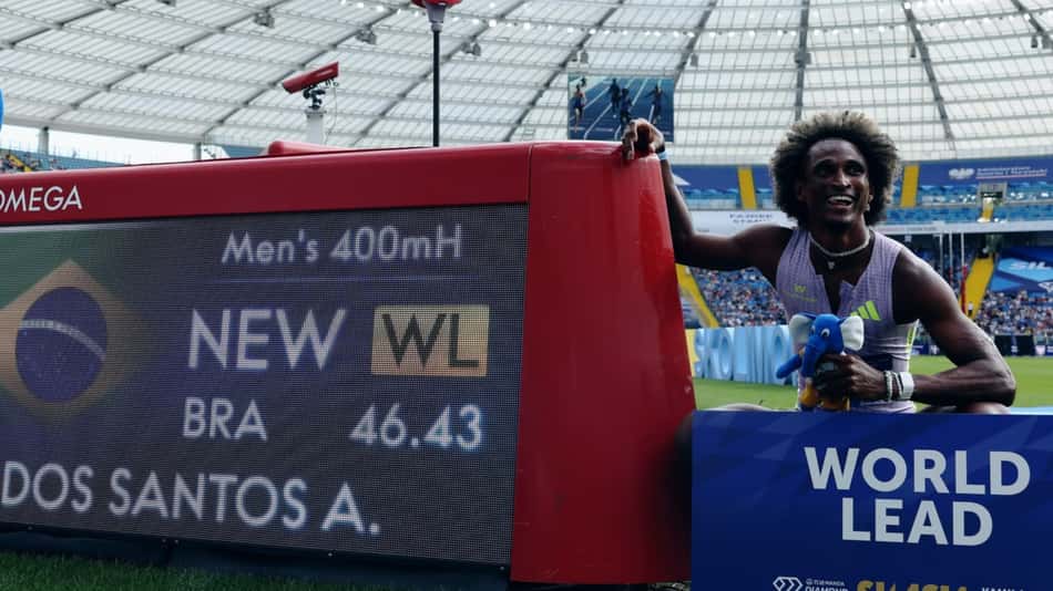 Alison dos Santos registrou o melhor tempo do ano nos 400m com barreiras