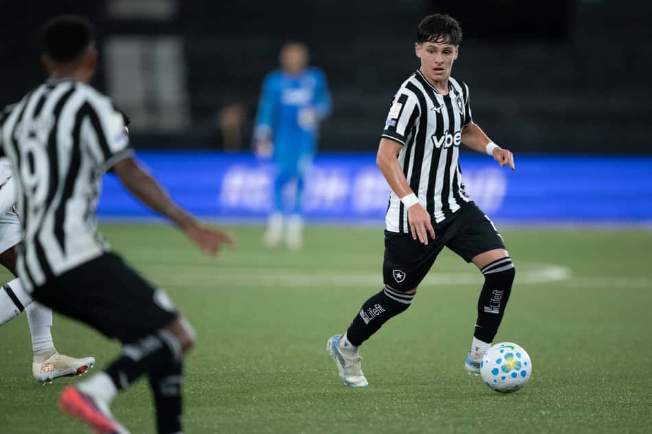 Álvaro Montoro jogador do Botafogo durante partida contra o Athletico-PR no estádio Engenhão pelo Campeonato Brasileiro A 2026.