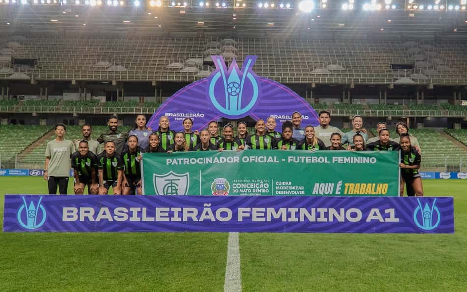 O América-MG entrou em campo com a faixa da Conceição do Mato Dentro. (América-MG/Divulgação)