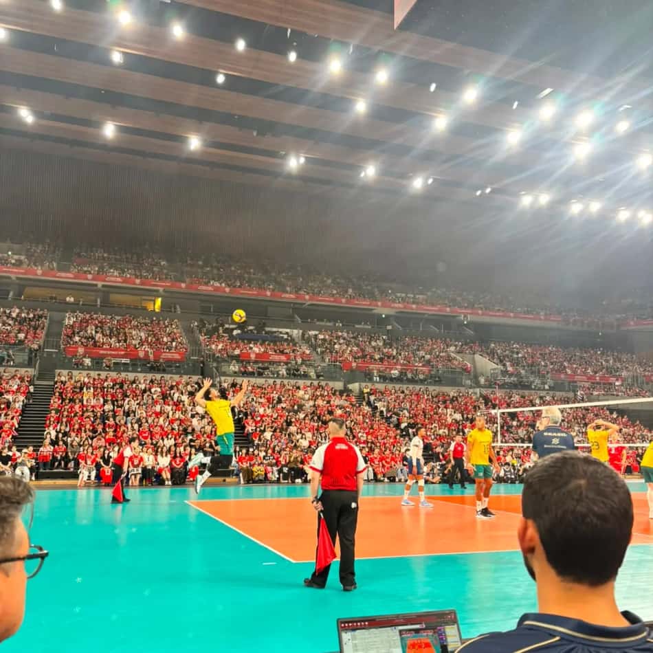 Jogador da Seleção Brasileira saca em amistoso de vôlei masculino contra o Japão, em Tóquio