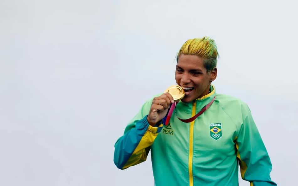 Ana Marcela Cunha morde a medalha de ouro conquistada na maratona aquática nos Jogos Olímpicos de Tóquio 2020