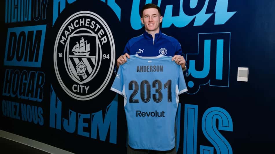 Elliot Anderson sendo apresentado pelo Manchester City. 