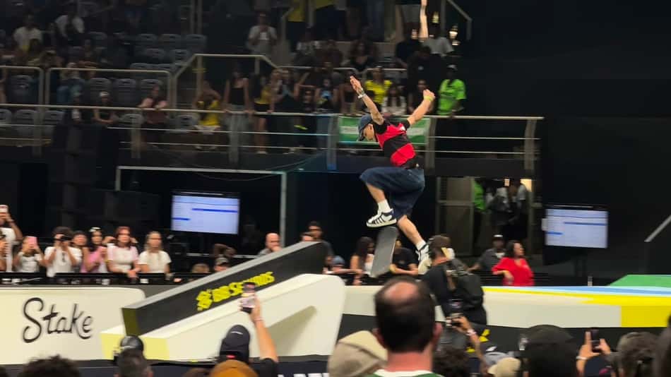 O peruano Angelo Caro compete no SLS Rio Takeover usando a camisa do Flamengo