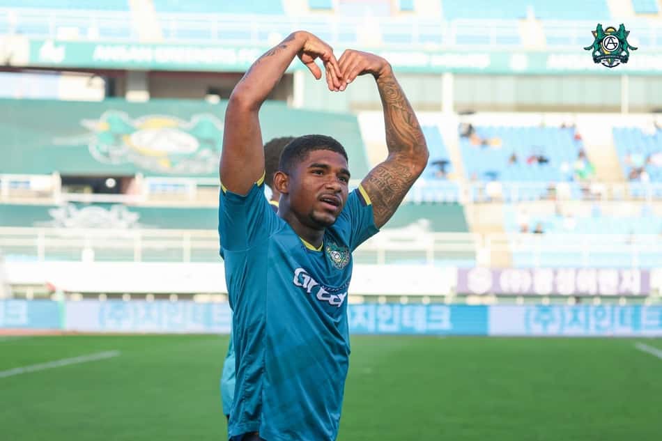 Protagonista na Coreia: Gabriel Lima soma cinco gols em 18 jogos e desperta interesse do líder da K-League 2.