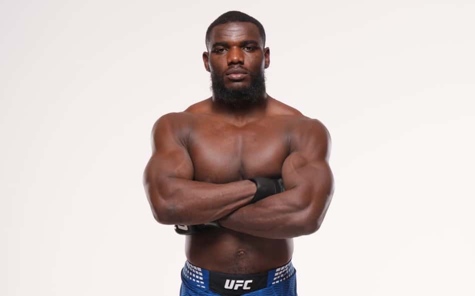 De braços cruzados, Anthony Wint posa para foto durante media day do UFC
