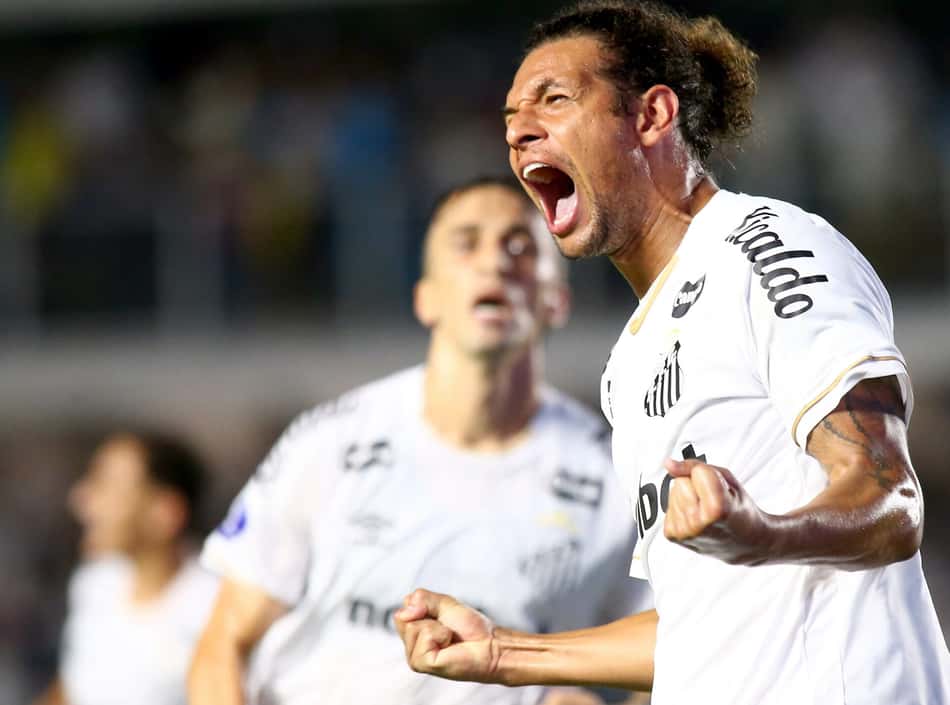 Willian Arão comemora gol da virada do Santos. (Foto: Mauricio De Souza/AGIF/Folhapress)