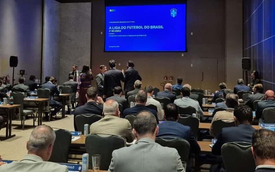 CBF reuniu clubes para debater arbitragem