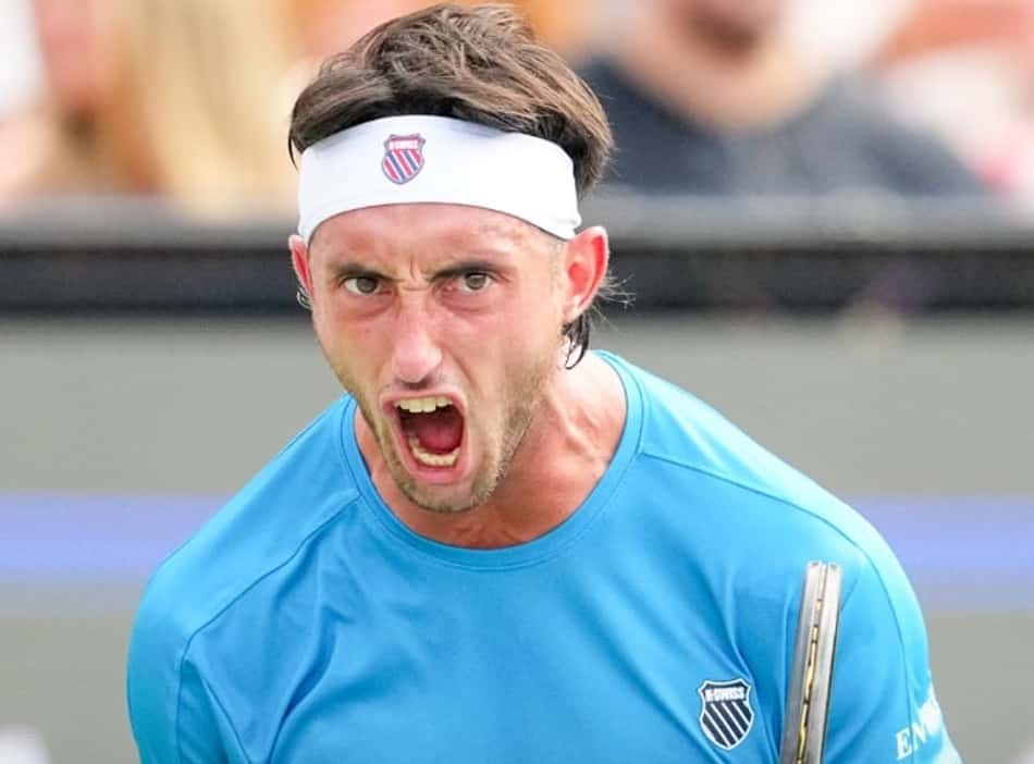 O argentino Thiago Tirante comemora ponto na vitória sobre Djokovic