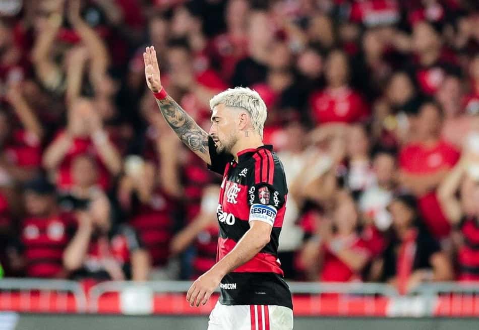 Arrascaeta comemora seu gol no jogo entre Flamengo e Cruzeiro pela Libertadores